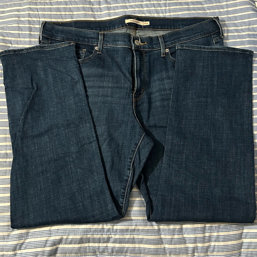 Levi’s Women’s Classic Straight Jeans ~ EUC